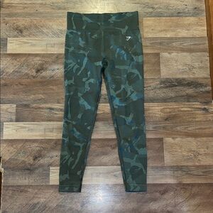 Gymshark Green Camo Adapt High Rise Scrunch Butt leggings size M EUC